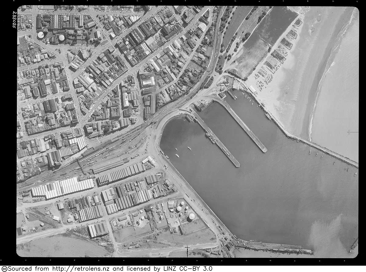 1958 survey photograph from Retrolens shows the port CBD and the gas and coal works