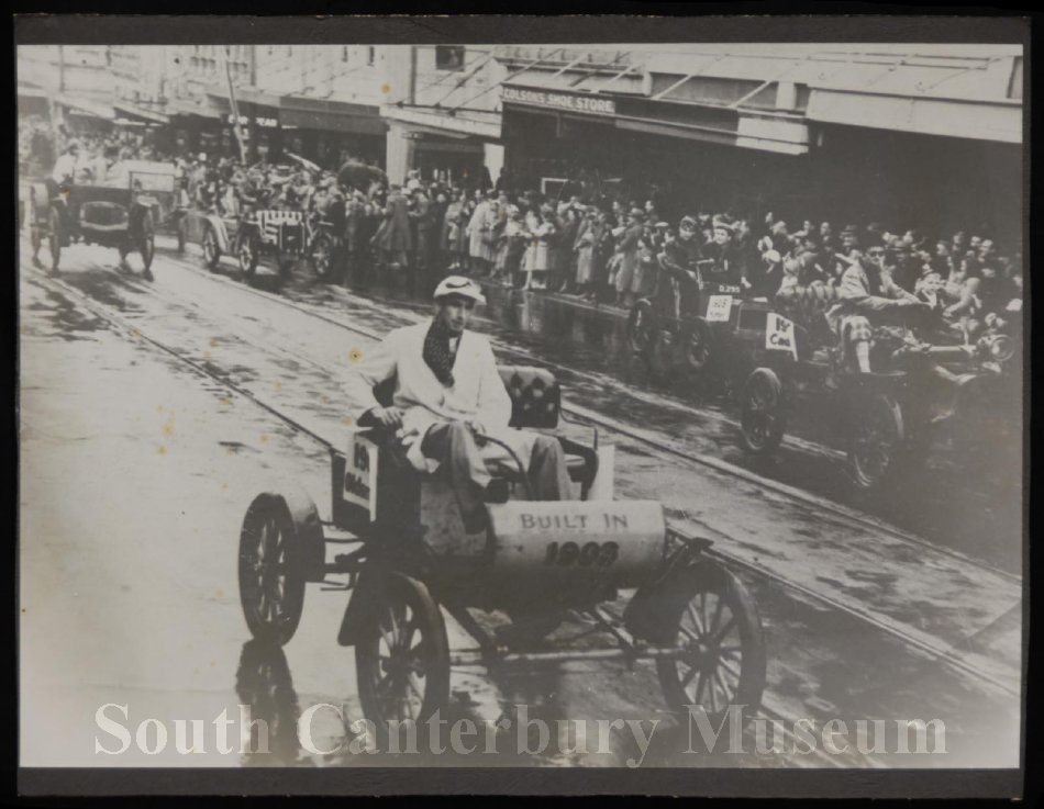 201316611 Jack Little driving a 1903 Oldsmobile Dunedin The Dominion Motors Jack Little in Dunedin with 1903 Oldsmobile now at Southwards On loan for day