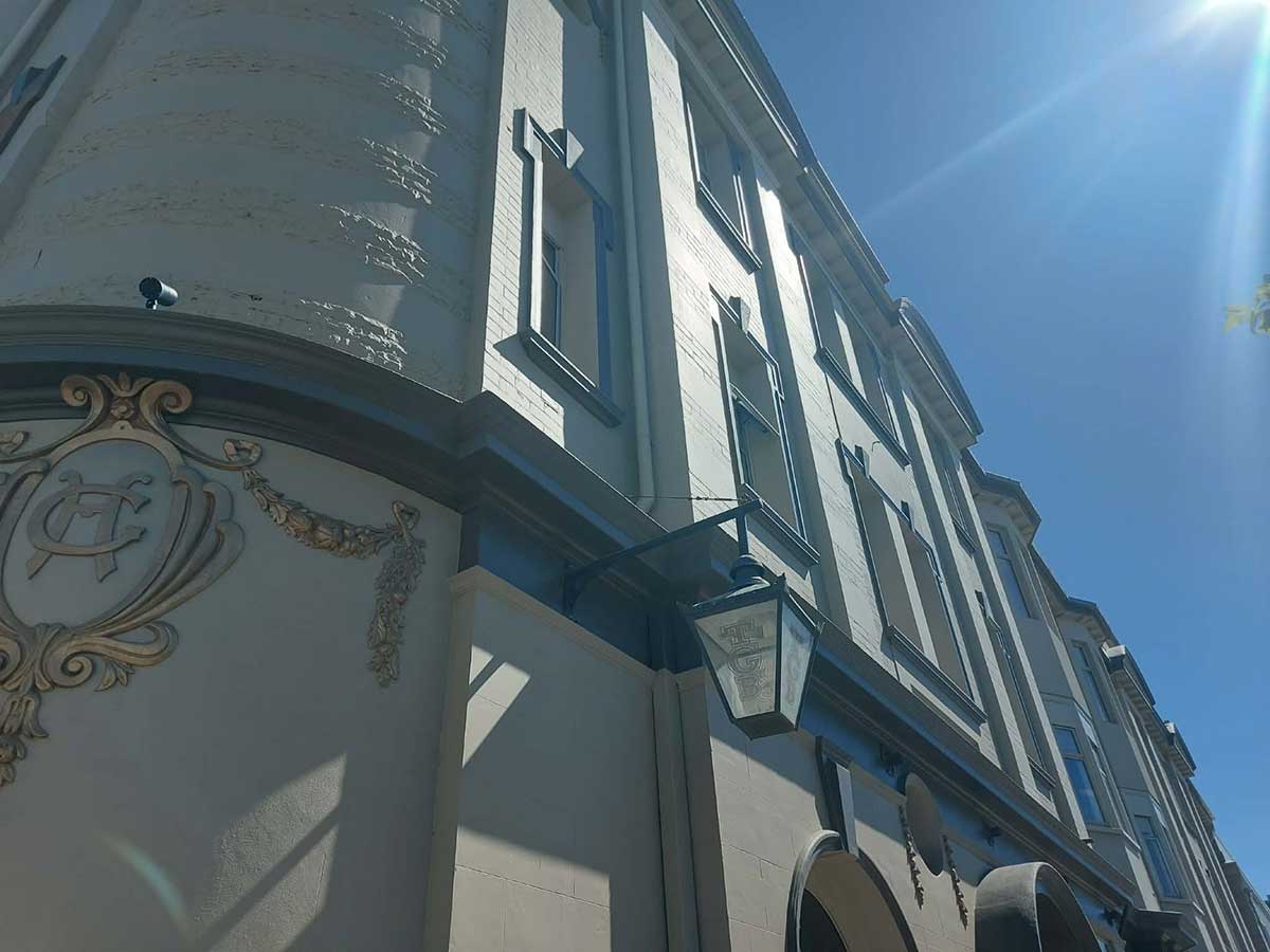 A light outside the Grosvenor Photo Roselyn Fauth 2025 2