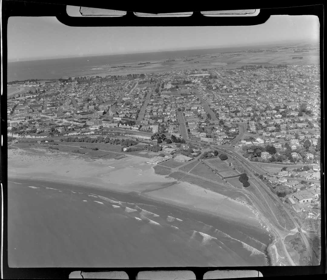 Timaru with Caroline Bay with Evans Street 1947 nlnzimage TiakiReferenceNumber WA06402F 720135