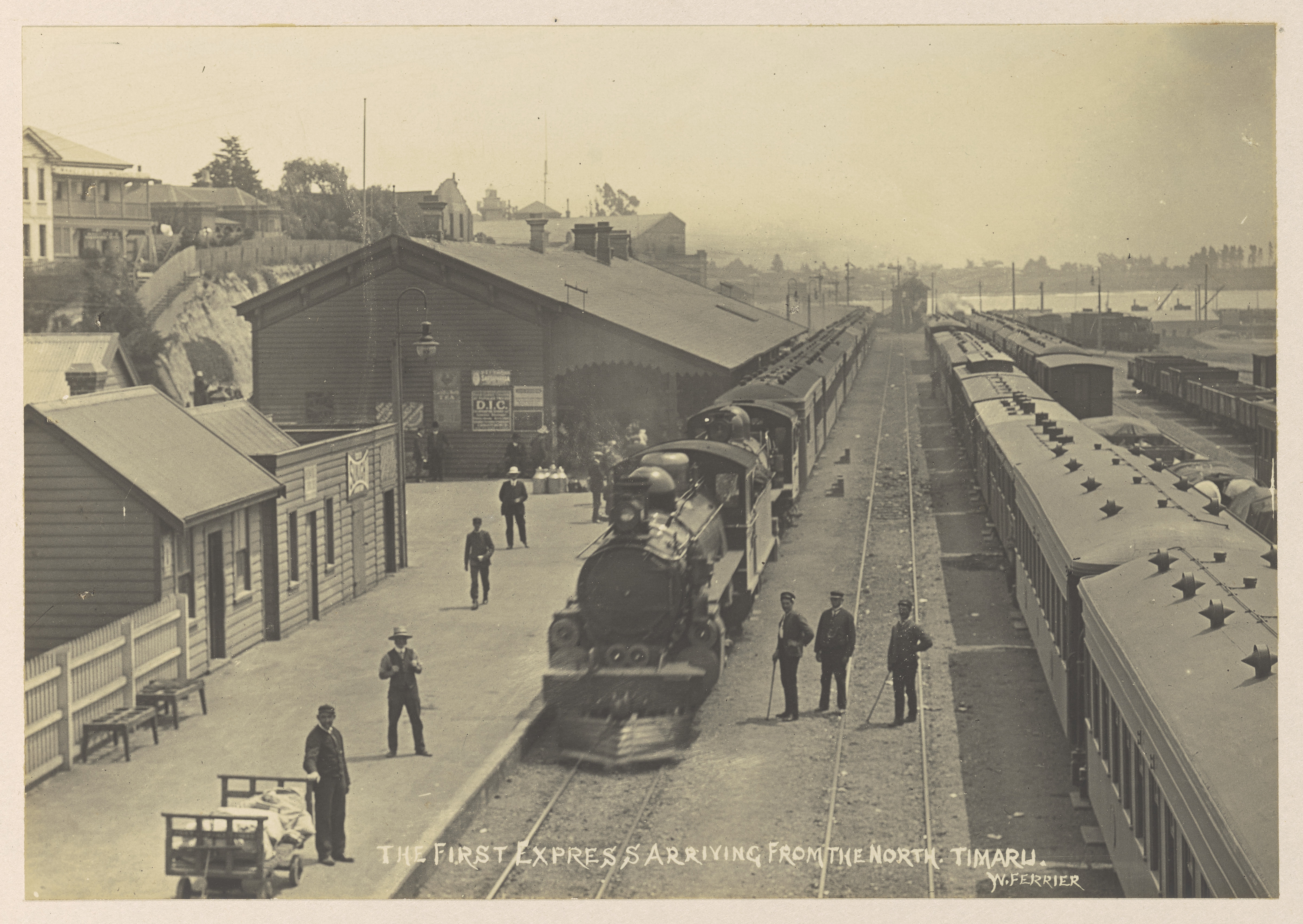 MA I811895 TePapa The First Express arriving full