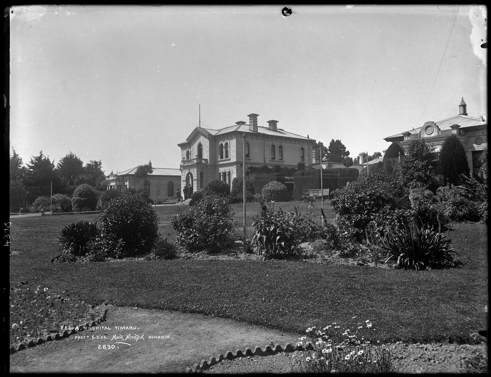 In the Gardens, Timaru, New Zealand, 1900-1910, Timaru, maker unknown. Gift of Patricia M. Mitchell, 1989. Te Papa (PS.000739)