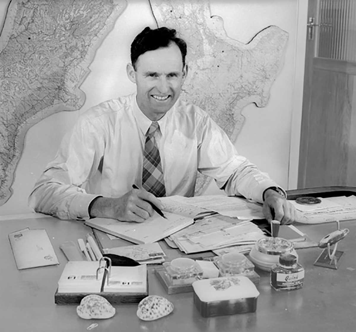Piet van Asch at his desk 34341 Te Ara