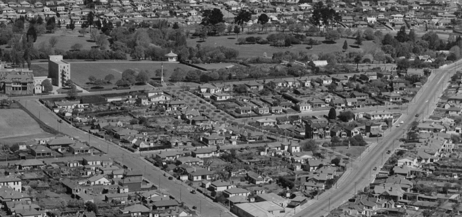 War Memorial and the Avenue Oct 1956 crop from whites aviation survey photo